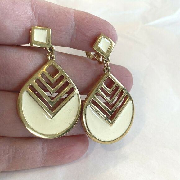 Vintage Crown Trifari clip on earrings gold tone drop & dangle mod 1980's chic - Picture 5 of 6